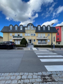 Découvrez cet appartement à vendre exclusif sur athome.lu. Situé dans la charmante ville de Remich, au Luxembourg, ce bien est présenté par l'AGENCE REINERT CARLO. Avec ses caractéristiques uniques, cet appartement promet un cadre de vie agréable.

Détails de la propriété : Cet appartement spacieux offre une surface de 95,51 m² et a été construit en 1993. Il comprend deux chambres confortables et une salle de douche moderne. Doté d'une cuisine équipée et séparée pour les amateurs de cuisine, il dispose également d'une buanderie pour plus de commodité. Une cave est à votre disposition pour un espace de rangement supplémentaire. Profitez d'un joli balcon de 6 m² pour vous détendre. Un garage est également inclus pour faciliter votre stationnement. La propriété est au premier étage d'un immeuble équipé d'un ascenseur, ce qui la rend accessible à tous.

À proximité : L'appartement est idéalement situé dans la paisible localité de Remich, offrant une ambiance conviviale et paisible. Les familles y trouvent d'excellentes écoles et institutions éducatives à proximité. Les options de shopping et de restauration abondent pour satisfaire toutes les envies. Profitez de divers espaces verts et installations de loisirs pour un cadre de vie équilibré. Les infrastructures de santé assurent une prise en charge de qualité, tandis que les transports facilitent votre mobilité dans la région.

Ne ratez pas cette opportunité unique ! Programmez une visite en nous contactant dès maintenant via le formulaire de contact ou par téléphone.