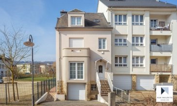 ***SOUS COMPROMIS***SOUS COMPROMIS***SOUS COMPROMIS*** Cette lumineuse maison de caractère, construite dans les années 50, a été entièrement rénovée en 2018-2019. Elle dispose d’une surface de ± 240 m2 dont ± 195 m2 habitables, est érigée sur un terrain de 3a 24ca orienté sud-ouest. Le bien est située dans une rue très calme (sans issue), dans le centre de Walferdange avec ses nombreux services et commerces.

Le rez-de-jardin se compose de deux parties : habitable et technique. La première possède une grande chambre/espace hobby de ± 22 m2 avec des baies vitrées donnant sur une terrasse de ± 20 m2 et la deuxième dispose d’un garage de ± 17 m2, de deux caves de ± 18 et 4 m2, d’une buanderie de ± 7 m2.

Le 1er étage comprend un hall d’entrée de ± 10 m2 desservant une salle à manger de ± 16 m2, une cuisine ouverte de ± 14 m2, un salon de ± 21 m2 avec un escalier permettant de descendre dans la chambre au rez-de-jardin. Un wc séparé complète ce niveau. 

Le 2ème étage dessert par un palier de ± 14 m2 deux chambres : une parentale de ± 38 m2 et une autre de ± 14 m2 avec son balcon. Une salle de bain de ± 6 m2 complète cet étage.

Le dernier niveau est composé d’une chambre de ± 12 m2 avec son dressing de ± 8 m2 et d'une salle de douche de ± 5 m2.

L’espace du grenier permet le stockage et ne peut pas être aménagé.

La maison sera disponible en septembre/octobre 2021.

Généralités :

- Belles prestations et en parfait état (extension et rénovation 2019) ;
- Orientation Sud – Ouest ;
- Jardin sans vis-à-vis ;
- Volets électriques ;
- Double et triple vitrage - châssis PVC ;
- Chauffage au gaz ;
- Rue sans issue ;
- Proximité des écoles, commerces et transports publics.

Agent responsable : Katia Gravière au 661 33 29 82 ou katia@vanmaurits.lu
