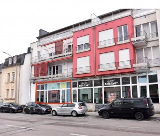 Affaire à saisir à BEGGEN!!!!<br><br>Local commercial d\'une surface de +/- 136m² situé dans une rue à fort passage donc la visibilité assurée.<br><br>Bénéficiant d\'un cachet exceptionnel, ce local est idéalement pour professions libérales comme: Généraliste, kiné, coiffeur, esthéticienne, électricien, chauffagiste, bureaux, agence d\'assurance, fiduciaire, avocats, architectes, etc...<br><br>Informations sur demande!<br><br>Possible de louer un parking intérieur pour 140€/mois.<br><br>Disponible de suite!!!<br><br>Pour toutes questions ou demandes d\'informations, n\'hésitez pas à nous contacter, nous serons toujours à votre service.<br><br>Agence ELSA\'HOME à votre écoute pour la concrétisation de vos projets en toute confiance.