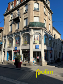 Local commercial avec emplacement exceptionnel .  Local commercial idéalement situé au coeur de la ville - 1, rue Victor Hugo 54700 PONT A MOUSSON
 Bénéficiant d'un emplacement idéal avec une excellente visibilité grâce à sa très belle vitrine, il se compose de  :
 - Au RDC : un espace de vente lumineux d'environ 100 m2 parfaitement adapté à l'accueil de clientèle et climatisé, pièce arrière, sanitaire 
 - Au 1er étage : une grande réserve spacieuse d'environ 1110 m2, idéale pour le stockage  ou l'aménagement de bureaux avec vitrines
 - Au 2ème étage : une seconde réserve d'environ 50 m2
 Le local est climatisé au RDC, offrant un confort optimal pour votre activité comme pour votre clientèle.

Emplacement central et passant
Belle visibilité commerciale
Surfaces modulables
Idéal pour commerce, showroom ou activité tertiaire 

 Libre à la location
 Les informations sur les risques auxqules ce bien est exposé sont disponibles sur le site Géorisques : www.georisques.gouv.fr