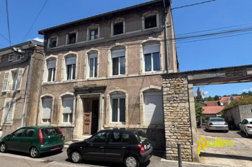 Immeuble de rapport avec travaux.  Découvrez cet immeuble de quatre appartements (275 m2 habitables) dans une rue calme du centre-ville, comprenant au rdc : un appartement F2 (libre), un appartement F3 avec terrasse et jardin (loué congés pour vente en cours) au 1er étage : un appartement F4 avec balcon (libre), un appartement F2 (libre). Au-dessus : de magnifiques combles aménageables.
 Trois appartements sont à rénover entièrement, un en bon état - caves, garage.
 Les informations sur les risques auxquels ce bien est exposé sont disponibles sur le site Géorisques : www.georisques.gouv.fr