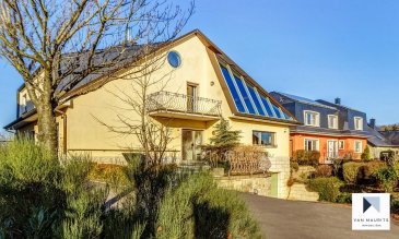 Située à Frisange, dans un quartier résidentiel agréable et verdoyant, cette belle villa séduira par ses volumes, ses finitions soignées et ses matériaux de qualité.Le charme de son bow window et les grandes baies vitrées en font une maison lumineuse.

Bâtie en 1995 sur une propriété d’environ 24 ares avec vue dégagée sur les champs à l’arrière, elle dispose d’une surface habitable de ± 345 m² pour une surface totale de ± 569 m². Dotée de nombreux attraits qui devraient faire le bonheur d’une famille, elle se compose comme suit :

Au rez-de-chaussée, la porte d’entrée s’ouvre sur un long hall ± 16 m² avec wc séparé ± 2 m² desservant d’un côté, une salle à manger ± 25 m² avec cuisine aménagée et équipée ± 11 m² et un spacieux séjour ± 56 m² avec cheminée traditionnelle à foyer ouvert. Ses nombreuses baies vitrées en font une pièce lumineuse et agréable à vivre ; l’une d’elles s’ouvre sur la terrasse ± 200 m² équipée d’un barbecue en inox et d'un petit abri de jardin.

De l’autre côté du hall d’entrée, un palier de nuit ± 8 m² conduit à deux chambres de ± 24 m² chacune, dont une avec accès direct à la salle de bain ± 16 m² en marbre équipée de barres de maintien pour personnes à mobilité réduite (baignoire à jets, douche italienne, lavabo, bidet et wc suspendu).
Le 2ème étage s’ouvre sur une galerie ± 14 m² desservant deux chambres de ± 22 et 24 m² et une salle de bain rénovée ± 8 m² (baignoire, douche italienne, lavabo et wc suspendu).

A chaque extrémité de ce hall (façade avant et façade arrière), deux pièces en pointe avec hauteur sous plafond de 5 m offrent de belles possibilités d’aménagement : bibliothèque, galerie, salle de sport ou de jeux, ... Toutes deux bénéficient de grandes ouvertures (baies vitrées et puits de lumière) avec vue dégagée. L’une d’elles ± 36 m² dispose d'un accès à une terrasse ± 6 m², l’autre  ± 41 m² donne accès au grenier aménagé ± 14 m² (escalier en colimaçon) et à une terrasse ± 7 m².

Au sous-sol, un hall ± 10 m² donne accès au double garage ± 51 m², à la buanderie ± 30 m² avec ancien poêle à bois, raccordements nécessaires, 4 lavabos et plan de travail, à un espace de stockage ± 11 m², à un atelier
± 36 m², à une petite salle de douche ± 3m² (entièrement en mosaïque et carrelage), à un débarras ± 4 m² ainsi qu’à un couloir ± 10 m² menant à la cave à vin ± 22 m² et à un escalier rejoignant la terrasse.

A l'extérieur, un superbe jardin plat ± 12 ares, arboré et clôturé, accueille une petite grange (avec électricité et eau) servant d’abri pour plantes et bois et un poulailler. Trois emplacements de parking le long de la maison complètent cette offre.
 
Details supplémentaires : 
•Maison en bon état général ; 
•Beaux volumes, chambres spacieuses (± 22 et 24 m²) ;
•Chaudière au gaz Vaillant (2011) et cheminée traditionnelle ;
•Maison adaptée pour personnes à mobilité réduite (portes larges et pièces spacieuses) ;
•Matériaux de haute qualité, sanitaires haut de gamme ;
•Jardin 13 ares avec grange en béton + poulailler, abri de jardin et potager ;
•Cadre verdoyant, sans vis-à-vis ;
•Proche de toutes commodités, arrêt de bus à 230 m, commerces, restaurants, médecins, etc… ;
•Luxembourg-Ville à ± 22 km.

Agent responsable : Florian Apolinario
E-mail : florian@vanmaurits.lu 
Tél. : (+352) 691 110 397 