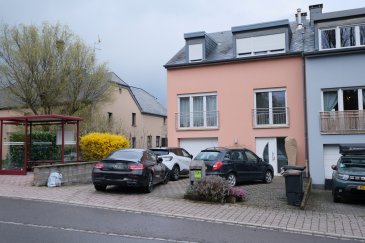 L'agence Chaves vous présente cette maison jumelée, construite en 2009 avec une surface habitable de 180m2 et sur un terrain de 2,98 ares.

Le bien est composé comme suit:

Au rez-de-chaussée,
- Hall d'entrée
- salle de douche + WC
- garage pour 2 voitures
- Buanderie
- accès à la terrasse + jardin

Au sous-sol:
- local de chauffage mazout
- Cave ou bien salle de loisirs
- 1 chambre à coucher + débarras

Au 1er étage:
- Palier
- Living ouvert sur la salle à manger
- cuisine équipée et séparée

Au 2ième étage:
- palier
- 3 chambres à coucher (parquet)
- salle de bains + WC

De plus:
- 3 emplacements extérieurs
- grenier isolé
- vue imprenable
- peinture faite il y a deux ans
- double vitrage
- transport public à 5m de la maison