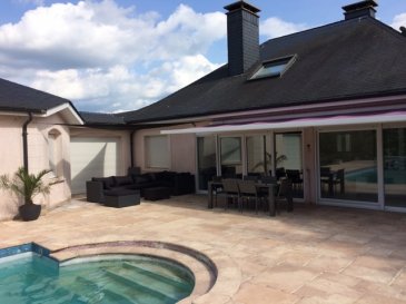 Fis Immo a l'honneur de vous présenter une très belle Maison à
Cosnes-et-Romain 7km de Pétange (Luxembourg)

Grand salon-séjour avec cheminée, cuisine entièrement équipée séparée, les divers pièces du rdc ayant un accès direct sur le salon d'hiver qui se compose d'un espace repas et de détente, 2 grandes chambres dont 1 avec bureau, une grande salle de bains avec douche à l'italienne attenante aux deux chambres, double vasques et placard, wc visiteur, salon donnant accès sur la suite parentale de 55 m² avec DRESSING homme et dame, salle de bains, Wc, bidet, double vasques, douche à l’italienne et jacuzzi. Le tout avec une grande baie vitrée donnant sur la terrasse.

A l'étage : Mezzanine avec un grand salon donnant accès sur 2 chambres..

Sous-sol : Bureau, buanderie, 2 caves, salle d'eau, 2 garages pouvant contenir 10 voitures.

Le tout sur un terrain de +/- 60 ares clos sans vis-à-vis, terrasse de 150 m² avec store chauffant, piscine chauffée, abri de jardin et châlit, le tout agrémenté d'un joli volet paysagé.

N’hésitez pas à nous contacter pour plus de renseignements +352 621 278 925 