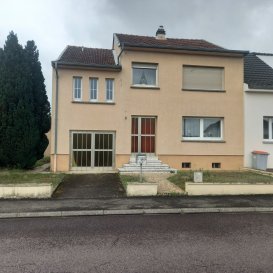 Nous vous présentons cette jolie maison mitoyenne à DIESEN, non loin de la frontière allemande, des accès d'autoroutes, de CREUTZWALD, de ST AVOLD, d'une belle surface de 148m² dans un village avec des écoles, des garderies, une boulangerie et d'autres commodités à proximité.

laissez vous séduire par le charme de cette maison, et ses grandes pièces, sa surface est de 148 m², son terrain de 11 ares environ.

Au RDC 1 salon, 1séjour, 1 cuisine donnant sur le balcon, 1 chambre, 1 WC.

A l'étage 3 chambres, 1 bureau, 1 salle bains, des combles.

Double vitrage PVC blanc, 1 cave, 1 chaufferie, et 1 dépendance l'extérieur.