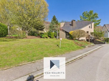 Cette maison d'architecte, construite en 1988 sur un terrain de 14,88 ares, se situe au calme dans la zone résidentielle « Schlassgewan» à Schrassig sur la commune de Schuttrange et bénéficie de la proximité d'un accès autoroutier vers le Kirchberg et Luxembourg-ville ainsi que les infrastructures scolaires, sportives et de commerces.
Elle se compose comme suit:

Au rez-de-chaussée: d'une entrée de ± 10m² avec son coin vestiaire; d'un séjour de ± 31m² avec son coin avec cheminée; d'une salle à manger de ± 17m²ouvrant sur une terrasse de 20m² ; d'une cuisine équipée de 19m²; d'un salon TV de 12m²; d'une chambre de ± 15m²; d'une salle de douche avec WC

Au 1er étage: d'une suite parentale de ± 31m² avec son dressing et sa salle de bain avec double vasque; d'un WC séparé; de 2 chambres de ± 13 et 14m²; d'une salle de bain avec douche séparée et double vasque; d'un bureau de ± 15m² et un débarras de 9m².

Au grenier aménagé: d'une chambre de ± 10m² pouvant servir de chambre d'amis et des espaces de rangements dans la sous-pente.

Au sous-sol: un double garage de ± 42m² avec deux ouvertures électriques; une cave atelier de 9m²; d'une cave/salle de jeu de ± 15m²; d'une cave à vin de 11m²; d'un rangement de 9m².

Le jardin est agrémenté par une grande pelouse et des arbres.

Généralités;
Maison spacieuse dans la verdure et au calme
Maison d'architecte
Cheminée ? chauffage au gaz (2010)
Passeport énergétique ? E-E

Agent responsable : Jimmy de Brabant
Tél. : +352 661 167 494
E-mail : jimmy@vanmaurits.lu