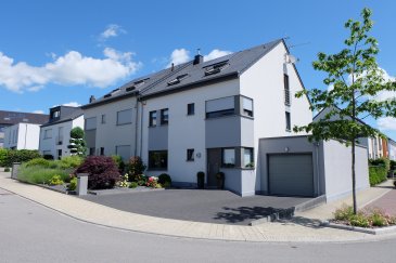 MAMER, rue Marie-Jeanne Birckel, dans un quartier très calme et résidentiel proche de l'arrêt du bus et de la Gare, belle maison de 2012, libre de 3 côtés, très moderne, de 250 m² habitables sur 3a93ca de terrain, à basse énergie et comprenant : entrée avec placards, WC invités, grand living avec poêle danois, salle à manger accès terrasse et jardin, une belle cuisine équipée avec îlot central, électroménagers SIEMENS, plaques induction, frigo américain, double four, plan de travail en granit, une belle terrasse de 25 m² et jardin, garage fermé pour deux voitures (en longueur), premier étage : une chambre à coucher avec salle de douche en suite et dressing, deux chambres avec parquet au sol, une salle de douche avec WC, arrivées pour lave-linge et sèche-linge, dernier étage : grande chambre à coucher double avec salle de bains complète (baignoire balnéothérapie), douche, double lavabo et WC), chaufferie, sous-sol : grande pièce hobby-room avec fenêtre, grande cave. Volets électriques, chauffage au sol au rez-de-chaussée, récupération d'eaux pluviales, panneaux solaires pour la production d'eau chaude, passeport énergétique : BB. Alarme.
Disponibilité : 1er septembre 2025. Frais d'agence : à charge du vendeur. Contact et visites : Rosalba MAITRE, téléphone : 691 550 189