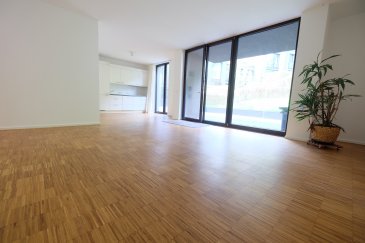 Luxembourg-Muhlenbach, proche de la forêt Bambesch, appartement de standing de 90 m2 habitable + 25 m2 de terrasses au rez-de-chaussée et comprenant :
Hall d'entrée avec placards, living avec parquet au sol, sortie terrasses, cuisine équipée ouverte sur living (surface de living et cuisine 38 m2), une chambre à coucher avec parquet au sol, placards intégrés, une chambre enfant ou bureau avec parquet au sol, placards, WC séparé, salle de bains avec baignoire, lavabo et WC, branchements pour lave-linge, une cave, un emplacement de parking, chauffage au sol, triples vitrage, belle vue sur la verdure. Prestations de qualité. Libre le premier novembre 2025. 
Contrat de bail de deux ans minimum. Loyer : 2.250 euros + 360 euros de charges forfaitaires Total: 2 610 euros. Caution deux mois de loyer, frais d'agence : un mois de loyer + TVA, 50% à charge du locataire, 50% à charge du bailleur. 
Contact et visites : Rosalba MAITRE, téléphone : 691 550 189 Email : rosalba@parkagence.lu 
& Arianna GHITTINO, téléphone : 691 205 573, email : arianna@parkagence.lu