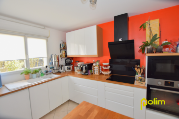 Axe A31 et proche centre ville Pavillon de 2001.. Charmante maison avec des finitions soignées comprenant : Hall d'entrée avec placards, WC, cuisine récente ouverte sur salon/séjour en accès direct véranda chauffée, garage, buanderie.

 A l'étage : 3 chambres, une salle de bains, WC, une suite parentale avec salle d'eau et dressing.

 Jardin avec piscine chauffée, dépendance en dur avec local technique. Pas de travaux, calme et tranquillité assurée à venir découvrir absolument !!!   
 Les informations sur les risques auxquels ce bien est exposé sont disponibles sur le site Géorisques : www.georisques.gouv.fr