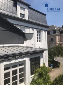 +++COUP DE COEUR+++EUREKA REAL ESTATE vous présente en exclusivité à la location cette somptueuse maison de maître, entièrement repeinte et refaite à neuf, située dans la partie la plus prisée du prestigieux quartier de BELAIR, dans une rue résidentielle, à 5mn à pied du centre ville.

Le rez de chaussée se compose d'un grand hall d'entrée encadré de vitraux, un large living ouvert sur salle à manger avec belle hauteur sous plafond et moulures, d'une cuisine séparée entièrement équipée SIEMENS laquée blanc donnant sur une terrasse à l'arrière accessible par un double accès et un wc séparé. Un petit escalier conduit à une charmante pièce 