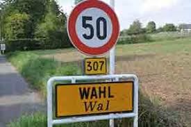 !!!!!! Avec autorisation de construction!!!!!! <br><br>Nous vous proposons un magnifique terrain à bâtir de 6 ares, avec autorisation de construction à Wahl. <br>Le terrain se situe dans une rue calme, et permet la construction d\'une maison unifamiliale .<br> <br>Numéro cadastrale 636/2949.<br><br>De plus, le village de Wahl vous propose des transports en communs vers toutes les grandes ville à proximité.<br><br>Pour plus de renseignements ou une visite (visites également possibles le samedi sur rdv), veuillez contacter le 661791504.