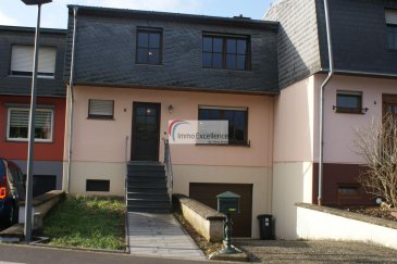 RESERVE !! IMMO EXCELLENCE vous propose en exclusivité cette jolie maison jumelée d'une surface habitable d'environ 116 m2 ainsi que d'une surface utile d'environ 175 m2, sur un terrain de 2.85 ares.

La maison se compose comme suit : Au rez-de-chaussée vous trouvez : Un hall d'entrée, une cuisine équipée, un double séjour ainsi qu'un W.C. séparé. Au 1er étage vous trouvez : Trois chambres-à-coucher, un hall, ainsi qu'une salle-de-bains. Au sous-sol vous trouvez : Un hall, une chambre-à-coucher, une buanderie, ainsi qu'un garage. A l'extérieur vous trouvez deux emplacements pour voitures, une terrasse ainsi qu'un jardin entièrement aménagé.

La maison se trouve à proximité de toutes commodités.

Echternach est une ville du Luxembourg d?environ 5 300 habitants et le chef-lieu de son canton, le long de la vallée de la Sûre marquant la frontière avec la Rhénanie-Palatinat allemande. 

Elle est surtout connue pour son abbaye et sa procession dansante de Pentecôte. Echternach fait partie de la région naturelle surnommée Petite Suisse luxembourgeoise. 

Ref agence :3426784