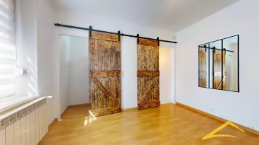 L'agence IMMO LORENA de Pétange a choisi pour vous une MAISON AVEC 2 CHAMBRES située à SAULNES (FR) construite en 1925.

Elle se compose de la manière suivante :
Rez-de-chaussée
Un hall de 0,84m2
Une cuisine équipée de 9,71m2
Un salon de 12,56m2

Au 1er étage
Un dressing de 9,81m2 communiquant avec une chambre de 12,62m2

Au 2ème étage
Un bureau de 9,73m2 au sol communiquant avec une chambre de 12,33m2 au sol.

Au sous-sol, se trouvent
une cave (dégagement de 2,61m2 + 0,78m2 + 2,24m2)
une salle de bain avec baignoire 3,42m2 (VMC)
un WC séparé de 1,13m2
une cave-buanderie faisant office d'un local technique de 12,69m2

Caractéristiques de la maison :
Une terrasse/cour carrelée de 26,12m2
Toiture en tuiles
Double vitrage de 1996 (pvc)
Vélux dans les chambres (2025 - pvc)
Chaudière De Dietrich (2000)

Taxe foncière:  544€
Maison ayant un bon potentiel
La situation géographique de la maison est idéale

Pour tout contact:
Joanna Rickal: +352 621 365 640

L'agence Immo Lorena est à votre disposition pour toutes vos recherches ainsi que pour vos transactions LOCATIONS ET VENTES au Luxembourg, en France et en Belgique.