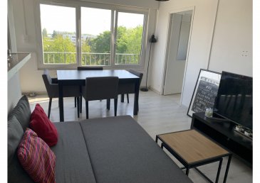 T2/T3 à MARCQ EN BAROEUL Secteur May Four/Pellevoisin/Buisso.  MARCQ-EN-BAROEUL   À deux pas du tramway St Maur
 Miss-Immo vous propose ce charmant T2 Bis voire T3 de 56,52 m2 Loi Carrez, situé au 4ème étage d'une agréable résidence sécurisée avec gardien, un parc arboré et un garage fermé sécurisé.
 L'appartement se compose d'une entrée avec vestiaire et toilettes desservant une belle pièce de vie lumineuse de 24,6 m2 ouverte sur une cuisine équipée moderne et fonctionnelle, avec une vue dégagée sur les espaces verts de la copropriété.
 Vous apprécierez aussi une pièce, servant aujourd'hui de bureau, pouvant être aménagée en chambre d'appoint et dressing,
 La salle de bain intermédiaire dispose d'une baignoire, d'une vasque et d'un placard intégré.
 Vous trouverez également une chambre confortable d'environ 11 m2.
 La copropriété est gérée par un syndic, les charges annuelles sont de 2 160 EUR soit en mensuel 180 EUR comprenant les parties communes, le gardiennage, les espaces verts, l'eau et le chauffage par répartiteur.
 Absence de procédure en cours. Nombre de lots : 50
 Le DPE établi le 30/11/2020 doit être refait au vu des nouvelles normes, il est actuellement en D 209 et GES E 49, en cours de réalisation.
 Les informations sur les risques auxquels ce bien est exposé sont disponibles sur le site Géorisques : www. georisques. gouv. fr.
 Prix de vente : 185 000 euros, honoraires d'agence inclus. Prix hors honoraires : 176 000 euros, soit 9 000 EUR T.T.C. forfait à la charge de l'acquéreur.
 Les locataires partent sous un mois, il est loué actuellement à 725 EUR hors charges + 125 EUR de provisions pour charge, donc libre à la vente.
 L'Avis de Miss-Immo : Vous serez séduits par ses beaux volumes, son environnement calme et son emplacement privilégié, à proximité immédiate des transports (tramway, bus), des commerces et des parcs - tout est accessible à pied !