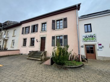 Le Bureau Immobilier Loewen-Kill présente à la location cette maison sise 10, Rue d'Oetrange L-5411 Canach, se composant comme suit:

Au rez-de-chaussée:
.Hall d'entrée avec au bout accès à une terrasse
.Salon/salle à manger traversant avec une cheminée
.Cuisine équipée et aménagée
.Salle de douche avec WC

Au premier étage:
.Trois chambres dont les surfaces respectives sont d'environ 14,50m2, 15,00m2 et 17,00m2
.Salle de bains

Grenier non habitable au-dessus

La maison est complétée par une cave avec buanderie.

Un emplacement pour une voiture se trouve devant la maison.

Sont inclus dans les charges notamment les frais de chauffage et les taxes communales.

Les honoraires de négociation sont partagés équitablement entre le propriétaire et le locataire et s'élèvent à un mois de loyer augmenté de la TVA en vigueur.

Nous sommes à votre dispsition pour tout renseignement complémentaire et un rendez-vous de visite:
contact@loki.lu
+352 691 93 22 02