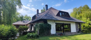 Frauenberg - Propriété 8 pièces 450 m². Nichée au calme dans un environnement verdoyant, cette vaste propriété familiale construite en 1973 offre un cadre de vie exceptionnel.
Édifiée sur trois niveaux et bâtie en briques rouges alvéolées, elle développe une surface généreuse idéale pour une grande famille ou pour recevoir en toute sérénité.

Rez-de-chaussée : 
Dès l'entrée, un hall spacieux dessert deux chambres, une salle d'eau, un WC, une salle à manger et une cuisine indépendante. Vous profiterez également d'une grande pièce de vie lumineuse avec salon et salle à manger donnant directement accès à la terrasse couverte, équipée d'une cuisine extérieure.

Étage : 
L'étage comprend trois chambres, dont une suite parentale avec salle de bain privative et dressing, une salle de jeux, une seconde salle de bain, un bureau et un grenier. Les combles aménageables, accessibles par une échelle, offrent un potentiel supplémentaire selon vos envies.

Sous-sol : 
Véritable atout de la maison, le sous-sol abrite un espace détente complet comprenant un bar, un salon, une piscine intérieure, un sauna avec espace douches, une buanderie, une cave, une cave à vin et une chaufferie.

Extérieurs et prestations :
Le terrain, clos, arboré et sans vis-à-vis, offre une belle intimité et de multiples espaces de détente : grande terrasse couverte, terrasse semi-couverte depuis l'espace piscine, et un balcon.

Vous profiterez également d'un garage double attenant, d'un carport et d'une allée permettant le stationnement de plusieurs véhicules.


Équipements techniques
- Chauffage central au gaz à condensation (2015) avec ballon tampon et cumulus
- Radiateurs encastrés au sol avec diffusion par grilles
- Menuiseries en bois exotique double vitrage, volets PVC (roulants et électriques)

Les informations sur les risques auxquels ce bien est exposé sont disponibles sur le site Géorisques : www.georisques.gouv.fr

Contact Nord Sud immobilier à Rohrbach les Bitche, Bitche, Diemeringen et Sarreguemines au 03.72.64.01.02.