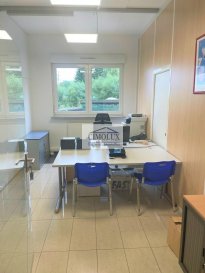 L\'agence CIMOLUX vous propose un bureau avec une superficie de +/-15m2 situé à Ehlange-sur-Mess.<br><br>Le local commercial est divisé en deux étages, avec des WC séparés par étage et une grande terrasse de +/-150m2 au rez-de-chaussée avec une place de parking.<br><br>2 mois de caution<br>Prix 590€ charges compris<br>(frais d\'agence 1 mois de loyer + TVA 17%)<br><br>Pour plus d\'informations contactez l\'agence on parle français, allemand, luxembourgeois, anglais, portugais et italien.