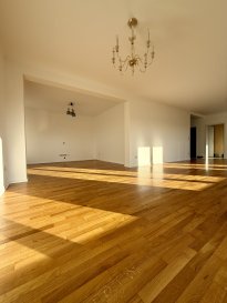 Penthouse de 127m2 avec terrasse de 100m2 situé au dernier étage d'une résidence, à Walferdange 56, rue de Dommeldange

L'appartement se constitue comme suit :

- Hall d'entrée avec ascenseur dans l'appartement
- Wc séparé
- Salon/living
- Cuisine équipée fermée
- 3 chambres à coucher
- Salle de bains
- Debarras
- Grenier
- 1 emplacement intérieur
- 1 emplacement extérieur