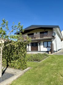 Schön renoviertes Zweifamilienhaus in idyllischer Lage der Eifel!

Willkommen in Ihrem neuen Zuhause, einem liebevoll modernisierten Wohnhaus, das Ruhe, Natur und vielseitige Nutzungsmöglichkeiten auf besondere Weise vereint. Eingebettet in die grüne Landschaft von Dahnen, mit freiem Blick in die Eifelwälder, eröffnet sich hier ein Ort zum Ankommen, Durchatmen und Bleiben.

Das Haus, durchdacht, hochwertig, vielseitig
Das ursprünglich 1973 erbaute Objekt wurde 1989 als Wohnhaus und zuletzt 2021 umfassend und stilvoll renoviert. Heute präsentiert sich die Immobilie in einem sehr gepflegten, modernen Zustand mit zwei separaten Wohneinheiten, ideal für Eigennutzer mit zusätzlichem Einkommen, Mehrgenerationenwohnen oder als Kapitalanlage.

Wohneinheit im Erdgeschoss (ca. 65 m²)
Heller Wohn- und Essbereich
Separate Küche
Schlafzimmer
Modernes Badezimmer
Großzügige, sonnige Terrasse (ca. 25 m²) mit neuem Grillbereich inklusive Wasseranschluss ? perfekt für entspannte Abende im Freien

Wohneinheit im Obergeschoss (ca. 89 m²)
Zwei gut geschnittene Schlafzimmer
Wohnküche
Badezimmer
Großer Balkon (ca. 25 m²) mit herrlichem Weitblick

Grundstück & Außenbereich:
Das 925 m² große Grundstück überzeugt mit viel Platz und Gestaltungsmöglichkeiten:
Teilweise als Nutzgarten angelegt, ideal für Selbstversorger oder Gartenliebhaber
Freie Sicht nach vorne ? unverbaubarer Blick in die Natur
Zwei Stellplätze
Garage mit elektrischem Tor
Separater Abstellraum für Holz- und Gartengeräte

Ausstattung & Technik:
Hochwertige Renovierung (2021)
Böden: Fliesen und Laminat
Ölzentralheizung (Baujahr 1990)
Spitzboden als zusätzliche Nutzfläche

Hoher Freizeitwert durch Wälder, Wanderwege und Natur
Fazit:
Ein rundum stimmiges Immobilienangebot: hochwertig renoviert, flexibel nutzbar, in traumhafter Lage und zu einem äußerst attraktiven Preis. Ob als Lebensmittelpunkt mit zusätzlicher Einnahmequelle oder als langfristige Investition ? dieses Haus bietet Ihnen zahlreiche Perspektiven.

Jetzt besichtigen und das besondere Wohngefühl der Eifel selbst erleben.

Der charmante Eifelort Dahnen überzeugt durch seine idyllische, grüne Umgebung und eine angenehm ruhige Wohnatmosphäre. Umgeben von Wäldern und sanften Hügeln bietet Dahnen ideale Voraussetzungen für Naturliebhaber, Ruhesuchende und alle, die dem Alltag bewusst entfliehen möchten. Gleichzeitig profitieren Sie von der attraktiven Grenznähe zu Luxemburg und Belgien ? ein klarer Standortvorteil, insbesondere für Berufspendler.

Trotz der naturnahen Lage sind alle wichtigen Einrichtungen des täglichen Bedarfs schnell erreichbar. Das nahegelegene Arzfeld fungiert als lebendiges Gemeindezentrum mit Einkaufsmöglichkeiten, Ärzten, Schulen und weiteren Dienstleistungen.

Entfernungen (Straßenkilometer)
Arzfeld: ca. 10 km
Dasburg (Grenze Luxemburg): ca. 6 km
St. Vith: ca. 20 km
Clervaux: ca. 25 km
Bitburg: ca. 35 km
Trier: ca. 70 km
Autobahnanbindung (A60 Richtung Belgien/Luxemburg): ca. 30 km
