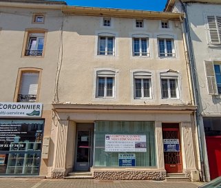 A SAISIR ! 
Surface commerciale indépendante – Logement en duplex – Maison de ville. 
Idéalement situé, rue de la République, au centre-ville de BOUZONVILLE (57320), nous vendons un bien immobilier complet, comprenant :
1)	un local commercial de 67 m2 pouvant convenir pour un commerce ou l’exercice d’une profession libérale. Accès en plain-pied, plus une cour couverte de 41 m2 environ à son arrière. Chauffage électrique. Ce local est libre à la location, sans travaux à y prévoir. 
DPE : E pour les économies d’énergie – C pour les gaz à effet de serre. 

2)	A l’étage, un appartement en duplex offrant 197 m2 de surface habitable, avec pièces de salon-séjour, un espace cuisine, deux salles d’eau dont l’une entièrement rénovée, avec douche à l’italienne. 5 chambres. 
Les combles d’une belle hauteur sous toiture peuvent encore être aménagés et transformés en logement. Travaux à prévoir. 
DPE : E pour les économies d’énergie – F pour les gaz à effet de serre. 

3)	A l’arrière de ce bâtiment, et directement accessible par un couloir donnant à l’avant sur la rue de la République, une maison F3, de 68 m2. Elle comprend une pièce de salon-séjour, une cuisine, deux chambres, une salle de bains – WC. Elle est établie sur un sous-sol complet. A son arrière, une cour privative goudronnée. Travaux à prévoir. 
DPE : E pour les économies d’énergie et F pour les gaz à effet de serre. 

Il est à noter que ces lots ne peuvent à ce stade, être vendus séparément. Ils sont libres de toute occupation et immédiatement disponibles. 
CONTACT : 
Gérard STOULIG – Agent commercial EI au : 06 03 40 33 55. Mail : agenceabel@gmail.com
NB : Les frais d’agence sont à la charge du vendeur. 

