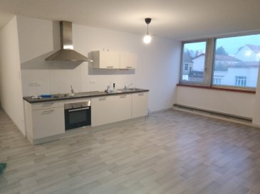 Appartement de Type F4 de 101.85 m² situé au 1er Etage et comprenant : Entrée, Bureau, Salon, Très Grand Séjour / Coin cuisine encastrée et équipée de four, plaque de cuisson et hotte, 2 Chambres dont 1 avec placard, Placard dans le couloir, Salle d'eau avec douche, WC, Placard, Chauffage électrique et GARAGE
Frais d'agence 550 €