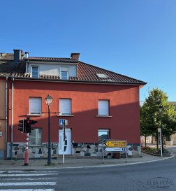 KAYL

Idéalement situé au coeur de la commune de Kayl, l'appartement est posé aux pieds des commerces, de la poste et banque.
Ce bel appartement entièrement rénové satisfait par sa disposition des pièces de vies.

Directement à l'entrée, la grande cuisine équipée qui est séparée du living vous accueil. Cette dernière fort meublée, implique son mobilier en grand forme de 