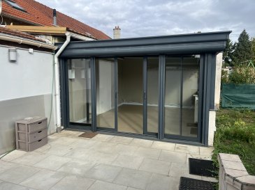 Située en France, dans la charmante ville de Florange, cette maison mitoyenne est proposée à la vente par L&S Immobilier. Idéalement située, elle offre un cadre de vie agréable pour quiconque souhaite s'installer dans cette région accueillante.

Détails de la Propriété: Cette maison spacieuse de 110 m² dispose de 4 pièces, dont 3 chambres confortables et 2 salles de bains, ce qui en fait un choix parfait pour une famille. La cuisine est entièrement équipée et séparée, garantissant un espace de vie fonctionnel. Un sous-sol et une buanderie ajoutent d'ample espace de rangement et de commodités. Profitez d'un extérieur généreux avec un jardin de 490 m² et une terrasse de 20 m², parfaits pour les moments de détente en plein air. Le confort est assuré toute l'année grâce au chauffage au gaz. Avec une classe énergétique D, cette maison offre un bon équilibre entre confort et efficacité énergétique. Enfin, deux emplacements de stationnement extérieurs sont disponibles pour votre commodité.

Équipements à Proximité: Nichée dans un quartier paisible de Florange, cette maison bénéficie d'un accès facile à diverses facilités locales. Le cadre de vie est agréable, avec des écoles et établissements éducatifs proches pour les familles. Le secteur propose aussi de nombreuses options de shopping et restauration, offrant tout ce dont vous pourriez avoir besoin au quotidien. Pour les amateurs de plein air, des parcs et espaces de loisirs sont accessibles pour profiter de la nature. Vous pourrez également bénéficier des soins de santé de qualité dans les structures médicales à proximité. Côté transport, Florange est bien desservie, facilitant vos déplacements.

Ne laissez pas passer cette opportunité ! Contactez-nous dès maintenant via le formulaire de contact ou par téléphone pour planifier une visite et découvrir ce bien exceptionnel par vous-même.