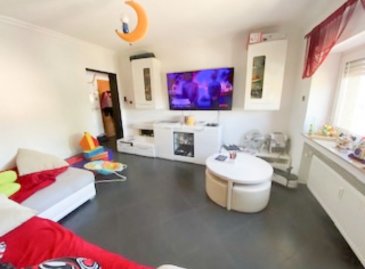 À VENDRE ? Bel appartement 3 chambres avec grand jardin privatif à Rodange

HOUSE FOR YOU vous propose ce bel appartement lumineux d'environ 100 m², situé au 2? et dernier étage d'une résidence calme à Rodange, bénéficiant d'un grand jardin privatif ainsi que d'un emplacement extérieur privé.

Composition du bien :
- Hall d'entrée
- Cuisine équipée ouverte sur un spacieux séjour
- 3 chambres à coucher, dont une avec salle de bain privative
- Salle de bain indépendante
- Buanderie
- Cave privative

Extérieurs et annexes :
- Grand jardin privatif
- Maisonnette en bois aménagée avec cuisine d'été  (raccordée à l'électricité et à l'eau)
- Emplacement extérieur privatif
- Grenier pouvant être aménagé selon vos besoins

Informations techniques :
- Dalles en béton
- Fenêtres PVC double vitrage
- Chauffage au gaz

Situation idéale :
Le bien bénéficie d'un emplacement stratégique à proximité immédiate :
- des commerces et commodités
- des écoles et crèches
- des transports en commun
- de la gare de Rodange
- des axes routiers principaux vers Luxembourg-ville, Athus et la Belgique

Un appartement idéal pour une famille recherchant confort, espace extérieur et proximité des commodités.

Nous restons à votre disposition pour toute information complémentaire ou pour organiser une visite.