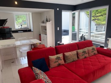 A LOUER A RODANGE AU GRAND-DUCHE-DE-LUXEMBOURG.

A Louer magnifique appartement entièremnet meublé d'une superficie d'environ 60m² avec une terrasse d'environ 30m², 2 parkings en sous-sol, ascenseur.

Loyer : 2000€.

Charges annuelles : 350€.
Incluant le chauffage, l'eau, l'entretie des parties communes.

Caution : 4000€.

Commission d'agence 1 170€ TTC.

Appartement disponible de suite.

Situation :
Appartement situé au 2ème étage d'une résidence de 2019 avec ascenseur, très bien entretenue et proche de la gare ( accessible à pied ou transports en commun.
A proximité de la piscine (PIKO) restaurant, commerce et autres commodités.

Cet appartement entièrement équipé de 60m²  vous séduira par son confort et offre des prestations de qualité ainsi qu'un cadre de vie confortable, et moderne.
Ideal pour une personne seule ou un couple.

Description :
Hall d'entrée et dégagement,
Cuisine moderne entièrement équipée (électroménager complet) donnant sur un salon très mumineux avec accès direct à une terrasse privative de 30m².
Grande chambre meublée avec rangement.
Salle de douche avec meuble vasque et cabinet de toilette.
2 PLACES DE PARKINGS PRIVATIVES EN SOUS-SOL(-1).

Atouts :
Résidence récentede 2019, calme et entretenue.
Appartement meublé, pret à vivre.
Chauffage collectif, l'eau inclus dans les charges.