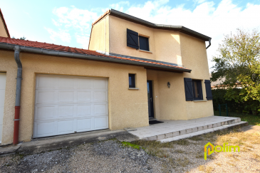 Charmante maison de 126m2 proche centre ville.. Lumineuse maison comprenant au RDC : hall d'entrée, WC, cuisine moderne ouverte sur salon/séjour en accès sur une vaste véranda. Jardin, garage. A l'étage : 3 chambres, une salle d'eau. Panneaux photovoltaïques avec un rendement de 600EUR/an. Parfait état, à venir découvrir !!!
Les informations sur les risques auxquels ce bien est exposé sont disponibles sur le site Géorisques : www.georisques.gouv.fr