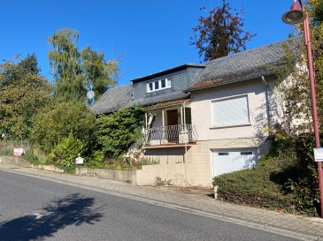 Senningerberg, maison unifamiliale avec grand terrain de 9,9 ares. La maison est à rénover et peut être agrandie. Actuellement elle dispose de 4 chambres, d'une grande cuisine séparée, d'un double living avec accès à la terrasse et au jardin, d'une salle de bain, de plusieurs caves et d'un garage pour 1 voiture. Parking extérieur pour 1 véhicule.