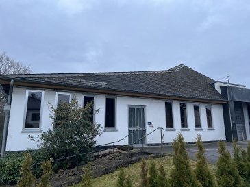 Immobilieninserat ? Objektbeschreibung

Dieses großzügige Fabrikgebäude bietet vielfältige Nutzungsmöglichkeiten und eignet sich ideal für Produktion, Lager, Vertrieb oder Verkaufsflächen.

Das Gebäude ist ebenerdig ausgeführt und kann problemlos mit LKW oder Lieferwagen befahren werden, was eine effiziente Logistik und Anlieferung ermöglicht. Die Gesamtfläche beträgt ca. 1.750 m² und befindet sich auf einem Grundstück von ca. 13,45 Ar.

Ergänzend stehen Büroräume mit einer Fläche von ca. 90 m² zur Verfügung, die sich optimal für Verwaltung, Planung oder Kundenempfang eignen.

Das weitläufige Außengelände bietet zahlreiche Parkmöglichkeiten für LKW, Lieferwagen sowie PKW, was das Objekt auch für größere Betriebe oder logistikintensive Nutzungen besonders attraktiv macht.

Kontakt

Für weitere Informationen oder zur Vereinbarung einer Besichtigung kontaktieren Sie uns gerne bei
YoVo Immo
?? Tel.: +352 691 358 634