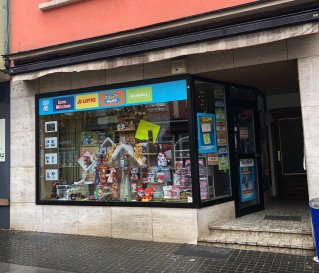 Commerce à vendre au Centre de Differdange 

- Commerce 
- Bureau
- Kitchenette  
- WC séparé
- Grande cave de +/- 12m2
- Grenier



Les surfaces et les superficies affichées sont indicatives.

Nous vous invitons à nous rendre visite ou contacter l'un de nos commerciaux pour plus d'informations.

Mr. Marc Risch 621210333

Mr. Jemp Moura 621216646



Rejoignez-nous sur Facebook : Newjomar Belval