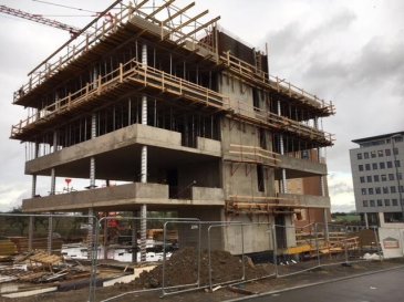 Construction démarré.<br><br>Possibilité d\'acquisition en alternative,infos sur demande à notre Agence Immobilière,votre contact Monsieur Giuliano Tel:49 37 77 <br><br>Immobilière La Cité vous présente un nouveau projet de construction d\'immeubles mixtes d\'une superficie totale de 8000m2 <br>location de bureaux à partir de 18\'/m2 brut dans futur construction (en cour) de 3 Immeubles comprenant des plateaux à partir de 444 m2 jusqu\'à 606m2.<br><br>Parking extérieur 186<br>Parking intérieur 64<br>Total: 250 parkings<br><br>Les rdch des trois immeubles ont la possibilité d\'être exploités en tant que local commercial.<br><br>Description situation:<br>Ce projet immobilier bénéficie d\'une situation exceptionnelle, car situé à Livange, au sud de la capitale (10min) dans la commune de Roeser. Accès immédiate à l\' autoroute allant vers la France, à 8 Km du centre de Luxembourg et à 10 Km de l\'aéroport international.<br>Restaurations et Hôtel IBIS / ACCOR /restaurant TURI sont sur le même site.<br>Parmi les occupants ayant déjà choisi cette localisation citons Valentino Caffè , Socotec, Olky....<br />Ref agence :Domaine de Livange  C5