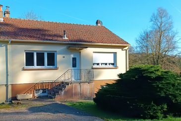 A SAISIR ! IDEAL POUR UN PREMIER ACHAT ou POUR UN INVESTISSEMENT LOCATIF. 
Nous vendons à CHEMERY LES DEUX, soit à 30 mn environ de la frontière du Luxembourg ;
une petite maison de construction traditionnelle, mitoyenne de son seul côté gauche, établie sur un terrain plat et arboré de 5a92
Elle offre une surface habitable de 62.98 m2 en un seul niveau de vie, comprenant notamment :
Un salon et séjour de 16 m2 ouvert sur une cuisine de 8 m2.
Deux chambres de 16.16 m2 et 10.13 m2.
Une salle d’eau (douche et lavabo) de 4.32 m2.
WC séparé. 
L’ensemble sur un sous-sol complet, avec garage pour le stationnement d’une voiture et moto. 

*** Double vitrage sur châssis PVC de 2012.
*** Porte d’entrée PVC récente. 
*** Installation électrique aux normes.
*** Chauffage central au fuel. 
*** Le bien sera vendu avec une filière d’assainissement collectif aux normes. 

NB : Il est à noter que cette maison fait actuellement l’objet d’un contrat de location pour un loyer mensuel de 500 €. La fin de bail est fixée au 8 mars 2024. Le bien sera libre de locataire à cette date. 
CONTACT : 
Gérard STOULIG – Agent commercial EI
Au : 06 03 40 33 55 – Mail : agenceabel@gmail.com

Les frais d’agence sont à la charge du vendeur. 


