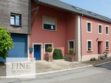 Cette belle demeure cache derrière ses murs une architecture intérieure savamment étudiée qui ravira sans aucun doute ses futurs propriétaires. Elle a bénéficié de rénovations de grande qualité et offre des prestations de standing au design moderne, le tout en parfaite harmonie avec ses références plus anciennes. Totalement tournées vers un agréable jardin tout aussi bien aménagé, les pièces de vie sont connectées à la nature, été comme hiver.

La maison se compose comme suit :

Rez-de-chaussée:
-Hall d'entrée, bureau, double séjour, cuisine, salle à manger, salle de douche avec WC, garage et salle technique.

1er étage:
Hall de Nuit, 3 chambres à coucher, salle de douche, grand séjour, cuisine équipée Gaggenau

2e étage:
Suite parentale avec armoire encastrée et salle de bains, bureau et une salle de douche avec WC.

Sur 3 étages, elle offre une surface totale de ±340 m², dont ± 270 m² habitables, et se situe sur un joli terrain avec vue sur verdure de 8a34ca, agrémenté de deux terrasses. 

Coup de cœur assuré !

Pour plus d'informations, veuillez contacter notre agence.

 
Ref agence :30