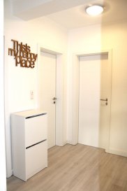 !!! Affaire à saisir, à visiter !!! 
Charmant Appartement aux premières étages d'une résidence achevée en 2001 avec ascenseur au centre de COLMAR-BERG, comprenant; 

Hall d'entrée, 2 chambres à coucher, nouvelle cuisine équipée ouverte sur salle à manger, séjour avec sortie sur balcon, salle de douche, débarras, buanderie commune.

Un garage box, un emplacement extérieur et une cave privative complete le tout. 

Sis au centre de Colmar-Berg près de toutes commodités (pharmacie, banque, magasin, docteurs, piscine, centres sportifs, parc communal, autoroute A7, etc., le tout, à /- 15 min. de Luxembourg-Kirchberg !!

Pour plus de renseignements ou une visite (visites également possibles le samedi sur rdv), veuillez contacter le 691 850 805