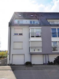 TRIPLEX de HAUT STANDING avec vue imprenable sur Zone Verte  <br>dans MAISON BIFAMILIALE avec JARDIN PLEIN SUD<br>Objet rénové en 2014-2015 <br>185 m²  BRUTS CADASTRAUX -  152 m² HABITABLES NETS<br><br>DESCRIPTIF:<br>==========<br>Au premier étage :<br>Hall d\'entrée (12.2) (pierre naturelle), ascenseur 4 personnes, Master-Bedroom 1 à l\'arrière  (13.7)(parquet) avec dressing (10) (parquet) et sa salle de bains en suite (13.05) (baignoire, douche, double lavabo, empl. lave-linge, sortie sur terrasse arrière), et un WC séparé (1.1), deuxième salle de douche (5.6) (douche, double lavabo, WC), un WC séparé visiteurs(2), chambre 2 latérale (12.5) (parquet), chambre 3 latérale (11.5) (parquet)<br><br>Au deuxième étage :<br>Hall ,ascenseur, grand living-salle à manger (38) (pierre naturelle) avec sortie sur terrasse avant (11) + sortie sur terrasse arrière (13) avec marquise électrique et remise (2.9) pour stockage, cuisine équipée neuve (9.5) ouverte sur living, électro Miele et Siemens, chauffage au sol ici,<br><br>Au troisième étage :<br>Grande pièce (23) ouverte sur living sur toute la hauteur plafond, tous raccords existants, (possible chambre û hobby room û sdb û sauna etcà) carrelage clair, <br>Velux avec occultations et pare-soleils électriques<br><br>Au Sous-sol : <br>Garage fermé 1 voiture (20.09) avec porte sectionnelle électrique,<br>Cave-Cave à vin climatisée (8.28), <br>Jardin plein Sud à l\'arrière utilisable par les 2 unités,<br><br>Equipements divers :<br>Portes palières blindées, Alarme complet par étage, Scandatex partout<br>Double vitrage Bois blanc, moustiquaires, Volets électriques partout<br>Chauffage central (Wolff), Façade refaite en 2015, rambardes verres pour balcon et sol refaits,<br>Détecteur incendie partout, SYSTÈME ALARME<br><br>Surface habitable :   185 m² bruts intétieurs cadatraux dont 152 m² habitables<br> + 24 m² terrasse + cave 8.28 m² +garage 20 m²<br><br>Disponibilité: libre de suite<br><br />Ref agence :1721863