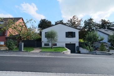 L'agence Chaves vous présente cette belle maison libre des 4 côtés, située à Reisdorf.

Avec une surface habitable de 152m2 et sur un terrain de 5,25ares, la propriété est composée comme suit:

Au rez-de-chaussée:
- Hall d'entrée
- belle cuisine équipée et ouverte sur la salle à manger
- living avec 2 balcons 
- 2 chambres à coucher
- salle de douche 

Au rez-de-jardin:
- 2 chambres à coucher
- salle de douche
- garage pour 1 voiture + buanderie
- local de chauffage 

De plus, le bien a un bon jardin avec un abri de jardin et une belle terrasse spacieuse.
- 2 emplacements extérieurs
- grenier isolé non aménageable

 ---------- 
Die Agentur Chaves präsentiert Ihnen dieses schöne Haus, das von allen vier Seiten frei ist. Es befindet sich in Reisdorf.

Mit einer Wohnfläche von 152m2 und auf einem Grundstück von 5,25ares, setzt sich die Immobilie wie folgt zusammen:

Im Erdgeschoss:
- Eingangshalle
- schöne Einbauküche mit offenem Zugang zum Esszimmer
- Wohnzimmer mit 2 Balkonen
- 2 Schlafzimmer
- Duschraum

Auf der Gartenebene:
- 2 Schlafzimmer
- Duschraum
- Garage für 1 Auto + Waschküche
- Heizungsraum

Außerdem hat die Immobilie einen guten Garten mit einem Gartenhaus und einer schönen, geräumigen Terrasse.
- 2 Außenstellplätze
- isolierter, nicht ausbaubarer Dachboden

 ---------- 
The Chaves agency presents this beautiful 4-sided house in Reisdorf.

With a living area of 152m2 and on a plot of 5.25ares, the property is composed as follows:

First floor:
- Entrance hall
- beautiful fitted kitchen opening onto the dining room
- living room with 2 balconies
- 2 bedrooms
- shower room

Garden level:
- 2 bedrooms
- shower room
- garage for 1 car + laundry room
- heating room

In addition, the property has a good garden with a garden shed and a spacious terrace.
- 2 outdoor parking spaces
- insulated attic not suitable for conversion