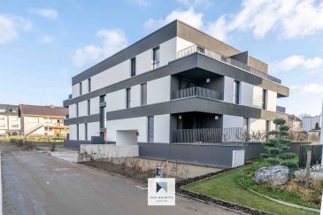 Situé dans la commune d'Hesperange à Alzingen particulièrement dynamique, à deux pas du parc communal, cet agréable appartement traversant (2 façades) occupe le rez-de-chaussée d'une copropriété soignée datant de 2021. D'une surface habitable nette de ± 84 m² pour une surface totale de ± 112 m², il se compose comme suit:

La porte d'entrée s'ouvre sur un hall avec vestiaire incorporé, la salle de douche ± 5 m² avec une douche à l'italienne, un double lavabo, un WC séparé, deux chambres ± 12 et 15 m², un espace technique avec branchements pour la machine à laver et secher le linge, un beau grand séjour ± 37 m² incluant une belle cuisine ouverte équipée et aménagée. Accès à la terrasse semi couverte et au jardin privatif de ± 80 m².

Au sous-sol, un emplacement de garage ± 17 m², une buanderie commune ainsi qu'une cave privative ± 11 m² complètent l'offre.

Principaux atouts :
Magnifique orientation et très belle luminosité
Finitions/matériaux de haute qualité
Situation idéale et recherchée : environnement calme, proche de toutes les commodités.
Construction (2021)

Détails complémentaires :
- Appartement et copropriété en bon état, finitions/matériaux de qualité ;
- Immeuble avec ascenseur ;
- Carrelage Imitation bois
- Porte blindée
- Châssis allu, triple vitrage Oscillant battant Schüco, volets électriques orientables à lamelles ;
- Chauffage par géothermie ;
- Situation recherchée : quartier résidentiel calme, à proximité de Luxembourg-ville (6.5 km) ;
- Proche de toutes commodités : commerces, restaurants, centre scolaire et crèches, axes autoroutiers, transports en commun (arrêt de bus à 60 m) ;
- Belles promenades dans les alentours (grand parc communal, forêt, camping).

Charges mensuelles : 250 €
Disponible à l'acte

Agent responsable :
Maurits van Rijckevorsel
E-Mail : maurits@vanmaurits.lu
Tél. : +352 621 19 88 91