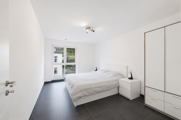 Appartement meublé 1 chambre avec parking sous carport ? Neudorf

À louer, agréable appartement entièrement meublé et équipé, situé à Neudorf, dans un quartier recherché de Luxembourg.

L'appartement est disponible à partir du 1er octobre et est idéal pour une personne seule ou un couple souhaitant s'installer dans un logement confortable, fonctionnel et prêt à vivre.

Composition de l'appartement :
	?	Une chambre à coucher entièrement équipée
	?	Une salle de douche avec WC
	?	Un salon complètement meublé et aménagé
	?	Une cuisine ouverte entièrement équipée
	?	Une cave privative
	?	Un emplacement de parking extérieur sous carport

Conditions financières :
	?	Loyer mensuel : 1.950 €
	?	Charges mensuelles : 175 €, comprenant notamment l'entretien des parties communes et les frais de poubelles
	?	Garantie locative : 2 mois de loyer
	?	Les frais d'agence sont à la charge du locataire

L'appartement est proposé entièrement meublé et équipé, permettant un emménagement dans les meilleures conditions.

?? Neudorf ? Luxembourg  
?? Disponible à partir du 1er octobre

Pour toute information complémentaire ou pour organiser une visite, n'hésitez pas à me contacter. 661213286 ou par mail.info@asm.lu