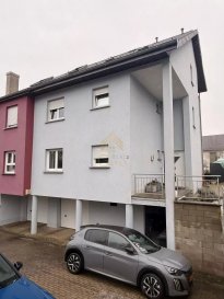 Bel appartement spacieux de 2 chambres à coucher comprenant une cuisine entièrement équipée ouverte sur la pièce de vie offrant ainsi un espace salon et salle à manger.
Une terrasse de +-8m2 est accessible par la cuisine.

Un grand hall d'entrée, une salle douche, une cave et 2 places de parking sont a completer ce bien.


OBBLIGATIONS:
- Contrat de travail à durée indéterminée est exigé ainsi que des revenus stables.
- 2 mois de caution en forme de garantie bancaire.
-50% de frais d'agence + tva sont à prévoir également.

pour plus d'informations veuillez nous contacter par émail: info@realgimmo.lu ou bien pare téléphone au : 28.66.39-1

 ---------- 
Welcome to your new home! This charming 85 m² apartment in Hunsdorf, Luxembourg, offers a comfortable living space with two bedrooms, perfect for a small family or professionals. The apartment is equipped with double glazing and window shades, ensuring comfort and energy efficiency throughout the year. The welcoming layout provides a cozy ambiance, allowing you to feel right at home.

The modern kitchen is fully equipped with all necessary appliances, including a freezer, stove, oven, microwave oven, dishwasher, and hob. This is the perfect setup for those who love cooking and hosting gatherings. The spacious dining area next to the kitchen allows for easy entertaining and family dinners. You'll find everything you need to prepare and enjoy delicious meals in the heart of this home.

Pet lovers will be pleased to know that pets are allowed, making this apartment an ideal choice for families with furry friends. The location in Hunsdorf allows for easy access to local amenities and public transport, providing convenience for busy lifestyles. With a blend of comfort, modern amenities, and pet-friendly policies, this apartment is a wonderful place to call home.