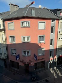 L'agence LX2 Immo vous présente en exclusivité cet immeuble à usage mixte idéalement situé dans le quartier Gare (54, rue Fort Neipperg L-2230 Luxembourg). Un quartier en pleine transformation offrant un fort potentiel de valorisation à moyen terme.

Ce bâtiment à rénover se compose de :

- Café au rez-de-chaussée (licence de débit de boissons incluse)
- Chaque étage comprend un appartement (2 chàc) indépendant d'environ 61 m²
- Des combles d'environ 35 m², offrant un potentiel d'aménagement supplémentaire

La structure du bâtiment est solide : façade, toiture, fenêtres et chaudière sont en bon état. L'intérieur nécessite une rénovation complète, laissant libre cours à tout projet de modernisation ou de transformation.

Deux approches possibles :

- Rénovation complète pour une mise en location résidentielle ou en bureaux
- Rénovation et revente à l'unité après réalisation du cadastre vertical

Possibilité d'acquérir l'immeuble libre de tout bail en cours.

Le quartier Gare fait actuellement l'objet d'un important programme de modernisation, favorisant une revalorisation significative à moyen terme.

Vous souhaitez donner vie à votre prochain projet d'investissement ? Contactez-nous dès aujourd'hui par mail : immo@lx2.lu pour organiser une visite !