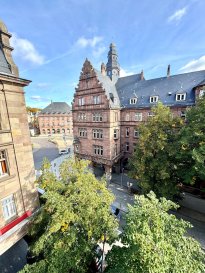 APPARTEMENT F5 FAMILIAL 144 m2 à METZ IMPERIALE.  Prolongez votre regard au-dessus de la canopée ! Vivez confortablement dans un Bien de famille rare à 330 m à pied de la Gare, à 100 m du bus et du Mettis, avec l'entrée autoroutière de l'A31/A4 toute proche, ainsi que les crèches, écoles, lycées à deux pas. Laissez-vous enchanter par cet appartement bourgeois de 144 m2, au 3ème étage (sur 4) desservi par ascenseur offrant luminosité et espaces, avec une HSP impressionnante de 3,30 m.
 Dès l'entrée, par le couloir central, accédez à toutes les pièces : d'un côté, un WC indépendant, une cuisine avec cellier et son balcon sur cour, une chambre dotée d'un extérieur-balcon sur cour, ainsi que la salle de bain, rénovée avec baignoire-douche, vasque, wc. Un espace de rangement / dressing en complèment. De l'autre, donnant sur le côté rue, un très grand salon-séjour en enfilade, séparable par deux portes coulissantes avec vitraux typiques du Quartier Impérial, puis une grande chambre d'enfant et, enfin, un bureau de 20 m2 (aménageable en chambre), le tout avec du parquet d'époque bien entretenu. Du cachet, du volume, du charme ; la cuisine est suffisamment vaste pour être adaptée à votre goût.
 Dans cet immeuble 1909 labellisé 'fondation du patrimoine', la toiture date de 2013, les communs ont été refaits en 2026 et les balcons d'apparat en 2025. Le PPPT adopté en AG de juin 2026 ne prévoit aucuns gros travaux pour les 10 ans à venir. Chauffage au gaz (en toute limite de DPE C en consommation énergétique), double vitrage pour toutes les fenêtres + volet roulant manuel. Cave. Grenier. Taxe foncière annuelle 1.300 EUR. Charges de copropriété 210 EUR / mois.
 à découvrir sans tarder ! Union Immobilière M. Duclos au 06 62 43 61 71. Visite possible le samedi