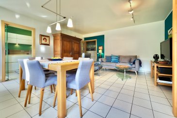 ***CONTACT : DAMIT Jeff * +352 621 631 980 * jeff@immohub.lu ***
immohub, votre partenaire dans l’immobilier à Esch-sur-Alzette, vous propose en exclusivité un appartement de 85 m2 au 3ème étage d’une résidence avec ascenseur. Le bien avec emplacement intéreieur se trouve proche de toutes commodités et des transports publics.

L’appartement se compose comme suit:

-Hall d’entrée avec placards et stockage 9,80 m2
-WC séparé ou buanderie 1,50 m2
-Double séjour 26,00 m2
-Cuisine équipée indépendante (rénovée en 2017) 10,85 m2
-Chambre I 16,30 m2 avec garde-robe encastrée et accès balcon 4,50 m2
-Chambre II 16,40 m2
-Salle de douche 3,55 m2

Le bien se complète par un emplacement intérieur dans la résidence, une cave privative de 2,30 m2 ainsi d’une buanderie en commune.

Détails:
-Année de construction : 1997
-Chauffage au gaz 
-Charges +/- 250 € / mois
-CPE : F/F
-Double vitrage / Châssis en PVC
-Disponibilité Août 2023 
-Parquet dans les chambres
