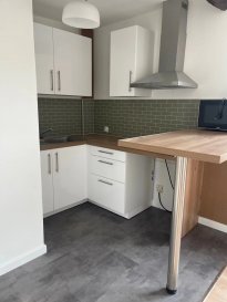 À vendre – Appartement duplex 2 pièces à Haubourdin

Idéalement situé à proximité du pôle santé, de la faculté de médecine et du centre commercial Auchan, cet appartement duplex traversant et lumineux se trouve au sein d’une petite copropriété calme.

Il comprend une entrée, une cuisine équipée ouverte sur un séjour lumineux, une chambre dans l'espace en duplex un bureau ou dressing . Une salle de douche complète l’ensemble.

Les atouts :

Appartement traversant et lumineux
Proximité du pôle santé et de la faculté de médecine
Centre commercial Auchan à proximité
Petite copropriété bien entretenue
Cuisine équipée ouverte sur le séjour
Espace bureau ou dressing
Chauffage électrique individuel
Eau chaude électrique individuelle
Faibles charges de copropriété : 80 €/mois
Place de parking extérieure privative
Idéal pour un premier achat ou un investissement locatif grâce à son emplacement recherché et ses faibles charges.