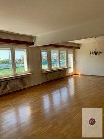 A vendre
Appartement traversant à vendre à Luxembourg-Belair, 3 chambres à coucher (108 m2)
situé au 3ème étage 
Le bien nécessite une rénovation complète.
Disposition:
-Vaste séjour avec accès balcon orientation sud, offrant une belle luminosité
-cuisine indépendante avec placards
-3 chambres à coucher dont deux avec placard et une avec véranda (avec belle vue vers la vallée du Rollingergrund), la troisième chambre peut servir à un bureau / chambre d'enfant
-salle de bains
-WC séparé
-hall d'entrée avec placard
-hall de nuit avec placard
Annexes et équipements:
-cave privative
-garage pour une voiture et possibilité de garer une voiture devant la porte garage
-revêtement du sol: parquet, carrelage et linoléum-
-chauffage au gaz
-Passeport énergétique EF
Atouts:
-situation résidentielle
-à proximité des commerces, restaurants, transports en commun, tram
-accès rapide aux axes autoroutiers
-> Disponible immédiatement