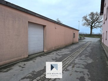 Ce local de stockage / entrepôt d'environ 59 m² est situé dans le village de Flaxweiler. Il bénéficie d'une disponibilité immédiate et se trouve dans un bon état général.

L'espace se compose d'une zone de stockage en rez-de-chaussée, d'une surface principale d'environ 59 m², comprenant l'entrée.

Il est équipé d'une porte battante manuelle ainsi que d'une prise électrique. L'accès est facile pour les camionnettes.

Détails complémentaires :

Orienté nord, le local est implanté dans un secteur bien desservi et proche de nombreux services : bus, connexions autoroutières, gare, restaurants.

Conditions :
Loyer : 350 €/mois
Caution : 2 mois de loyer
Frais d'agence : 1/2 mois de loyer (locataire) et 1/2 mois de loyer (bailleur) + TVA

Contact :
M. Schiltz
Tél. : +352 691 262 773
E-mail : frank.schiltz@pt.lu