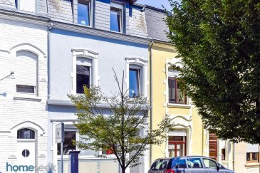 Découvrez cette agréable maison de famille, disponible immédiatement. Son atout: un moderne système de chauffage naturel avec faibles charges! 

Pour un avant-goût: parcourez les espaces depuis votre ordinateur en cliquant sur ce lien: https://app.immoviewer.com/portal/tour/1131894€accessKey=59f0

La maison est située dans un joli quartier résidentiel de la ville, à deux pas de la nouvelle école internationale et du parc laval avec son aire de jeux! 

Réparties sur 2 étages, la maison a en total 4 belles chambres à coucher, ainsi qu'un bureau et un espace utilisable comme dressing. La chambre parentale donne sur un sympathique balcon, d'où l'on profite également de la vue sur le jardin. 

Le rez-de-chaussée, rénové en 2013, propose un lumineux espace de vie traversant, donnant également sur la cuisine moderne équipée, et une petite salle de douche avec wc et lavabo. De grandes fenêtres donnent accès à une terrasse et au jardin, qui se prête à des moments de détente en privé. 

Avant la rénovation, le rez-de-chaussée donnait place à un cabinet de kinésithérapie. De ce fait, il est facilement réalisable d'utiliser cet étage à des fins commerciales ou artisanales. 

Un authentique escalier en chêne monte depuis le salon aux étages, où se trouve encore une salle de bain avec double lavabo, douche et baignoire à hydromassage (rénovée en 2009) ainsi qu'une salle de douche avec wc et lavabo (fonctionnelle mais à rafraichir). 

La maison est réchauffée avec une pompe à chaleur - un système économique et écologique, datant de 2013. Au rez-de-chaussée, les pièces sont pourvues de chauffage au sol et les fenêtres double vitrage ont été refaites en 2010. 

L'immeuble est bien entretenu. La moitié du toit en ardoises a été refait en 2009.  
Un petit local poubelles avec accès direct à la rue est organisé de façon très pratique. Les combles sont utilisables pour stockage sur toute la surface de la maison.  
Quelques travaux à prévoir.  

Un garage pour 2 voitures (1 à l'intérieur, 1 devant la porte) est loué à 50 mètres, pour le prix de 150 €/ mois. 

Dans une rue calme, à deux rues du parc Laval et son aire de jeux, cette maison mitoyenne sur un terrain de +/- 1,5 ares est bien exposée avec une belle terrasse, un agréable balcon, et un petit jardin exposé Est. La nouvelle école internationale se trouve à 300m de la maison! 

Pour des renseignements supplémentaires ou une visite des lieux, veuillez contacter l'agent immobilier Caroline Van der Eecken au 621 49 44 10 ou par email ceecken@homeseek.lu 
Ref agence :4917843-HL-CE