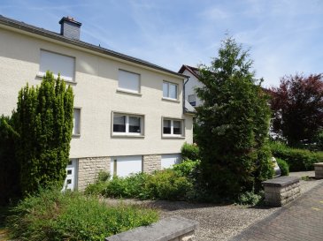 Texte français/english ci-dessous.
Einfamilienhaus in sehr ruhiger Lage.

Das Haus liegt in einer Sackgasse in einer ruhigen Cité von Bertrange. Es verfügt über einen Garten im vorderen Bereich und einen angelegten Garten im hinteren Bereich. Im Erdgeschoss befinden sich ein grosses Wohn/Esszimmer im L-Format mit Kamin, ein Büro mit Ausgang zur Terrasse, eine separate Toilette und die Einbauküche mit Zugang zur Terrasse. Im ersten Stock gibt es 4 Schlafzimmer und 2 Badezimmer ( 2012 erneuert ), davon eines mit Badewanne und das andere mit Dusche. Eine weitere Treppe führt in den 2.Stock ( Speicher ) mit 2 Fenstern. Hier wurde vor kurzem das Dach ( 2021) isoliert und kann somit nach den Vorgaben der Gemeinde ausgebaut werden. Im Keller finden sich 2 getrennte Garagen, der Heizungskeller, ein weiterer Abstellraum und die Waschküche. Von hier führt eine Treppe in den Garten.
Das Haus befindet sich in einem guten Zustand.

Bertrange gehört zu den bevorzugten Gemeinden vor den Stadttoren der Hauptstadt Luxemburg. Hier finden sich alle Einkaufsmöglichkeiten, Sport und Schulangebote, sowie exzellente Verkehrsanbindungen per Bahn, Bus & Auto. 

Maison individuelle dans un endroit très calme.

La maison est dans une impasse dans une cité calme de Bertrange. Il a un jardin à l'avant et un jardin paysager à l'arrière. Au rez-de-chaussée se trouvent un grand salon/salle à manger en forme de L avec cheminée, un bureau avec sortie sur la terrasse, un WC séparé et la cuisine équipée avec accès sur la terrasse. Au premier étage, il y a 4 chambres et 2 salles de bains (rénovées 2012), une avec baignoire et l'autre avec douche. Un autre escalier mène au 2e étage (grenier) avec 2 fenêtres. Le toit a été récemment isolé(2021) ici et peut donc être agrandi selon les spécifications de la municipalité. Au sous-sol il y a 2 garages séparés, la chaufferie, un autre débarras et la buanderie. De là, un escalier mène au jardin.
La maison est en bon état.

Bertrange est l'une des communes préférées de la périphérie de la capitale Luxembourg. Vous y trouverez tous les commerces, les offres sportives et scolaires, ainsi que d'excellentes liaisons de transport en train, en bus et en voiture.

Detached house in a very quiet location.

The house is in a cul-de-sac in a quiet cité of Bertrange. It has a front garden and a landscaped back garden. On the ground floor there is a large L-shaped living/dining room with fireplace, an office with exit to the terrace, a separate toilet and the fitted kitchen with access to the terrace. On the first floor there are 4 bedrooms and 2 bathrooms ( renewed 2012 ), one with a bath and the other with a shower. Another staircase leads to the 2nd floor (loft) with 2 windows. The roof was recently insulated(2021) here and can therefore be expanded according to the specifications of the municipality. In the basement there are 2 separate garages, the boiler room, another storage room and the laundry room. From here a staircase leads to the garden.
The house is in good condition. 

Bertrange is one of the preferred communities on the outskirts of the capital Luxembourg. Here you will find all shopping facilities, sports and school offers, as well as excellent transport connections by train, bus and car.
